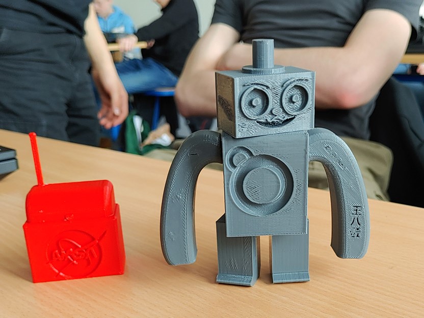 MINTart: Schüler:innen drucken Kunstroboter