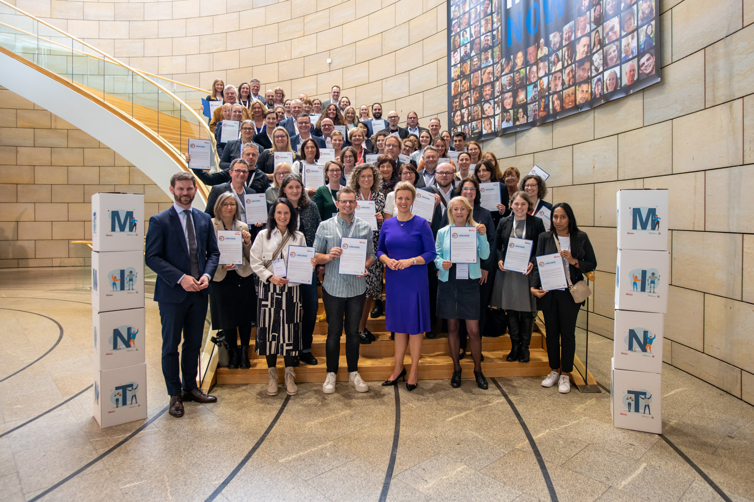 Ausgezeichnet MINT-Förderung in Düsseldorf! zdi-Qualitätssiegelübergabe im Landtag NRW
