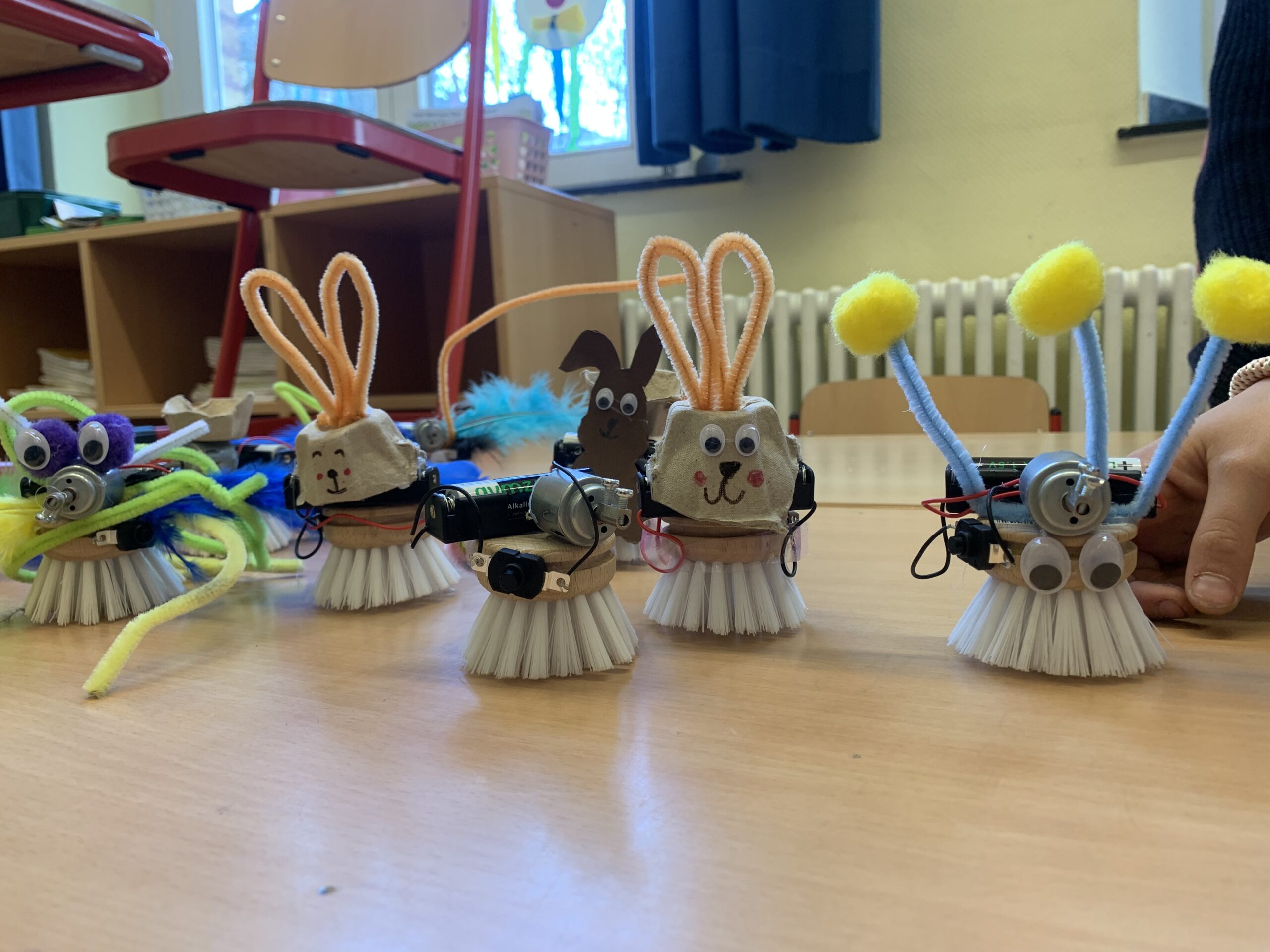 Tüftelwerkstatt in den Osterferien mit Wackelhasen und Co
