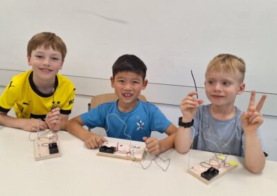 Drei Schüler im Workshop "Elektrische Bastelwerkstatt" in der Adventure School Sommer 2026