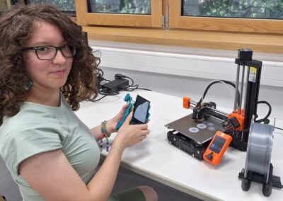 Schülerin im Workshop "Future Mobility Engineer: Dein 3D-gedrucktes Solarauto" in der Adventure School Sommer 2026