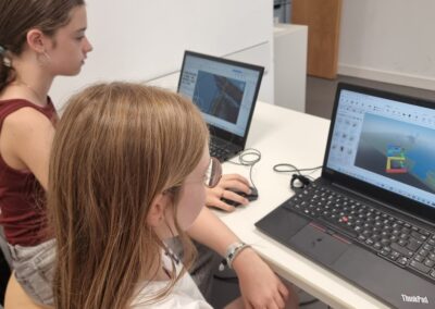 Zwei Schülerinnen im Workshop "Mission Green Planet" in der Adventure School Sommer 2026