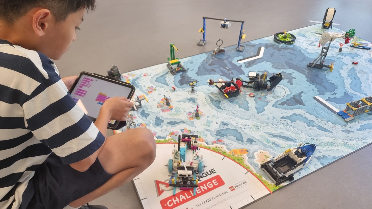 Schüler im Workshop "Starte dein RoboLab!" in der Adventure School Sommer 2026