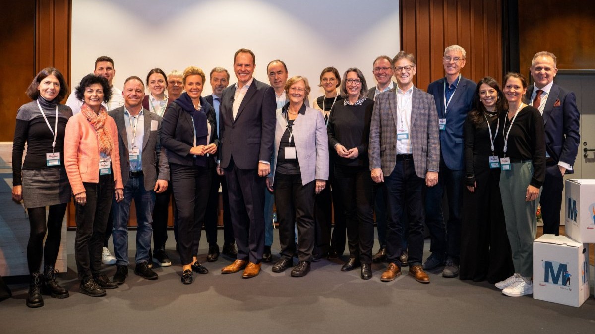Gruppenfoto bei der Feierstunde zum 7-jährigen Bestehen des zdi-Netzwerk MINT Düsseldorf